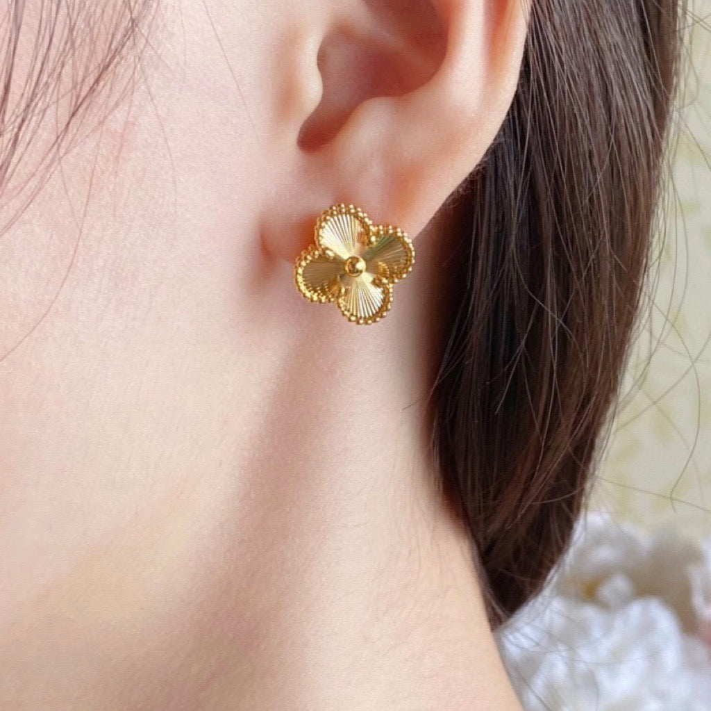TWINKLE CLOVER ミディアム スタッド ピアス